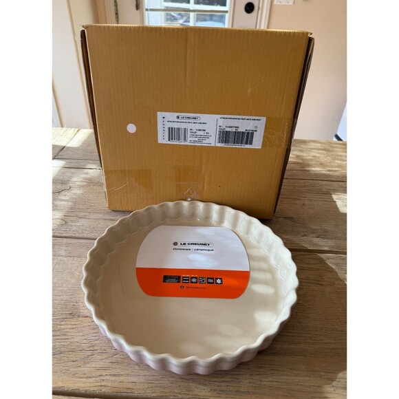NEW Le Creuset Stoneware Fluted Flan/Pie/Tarte Baking Dish 11" 2.1L Shell Pink